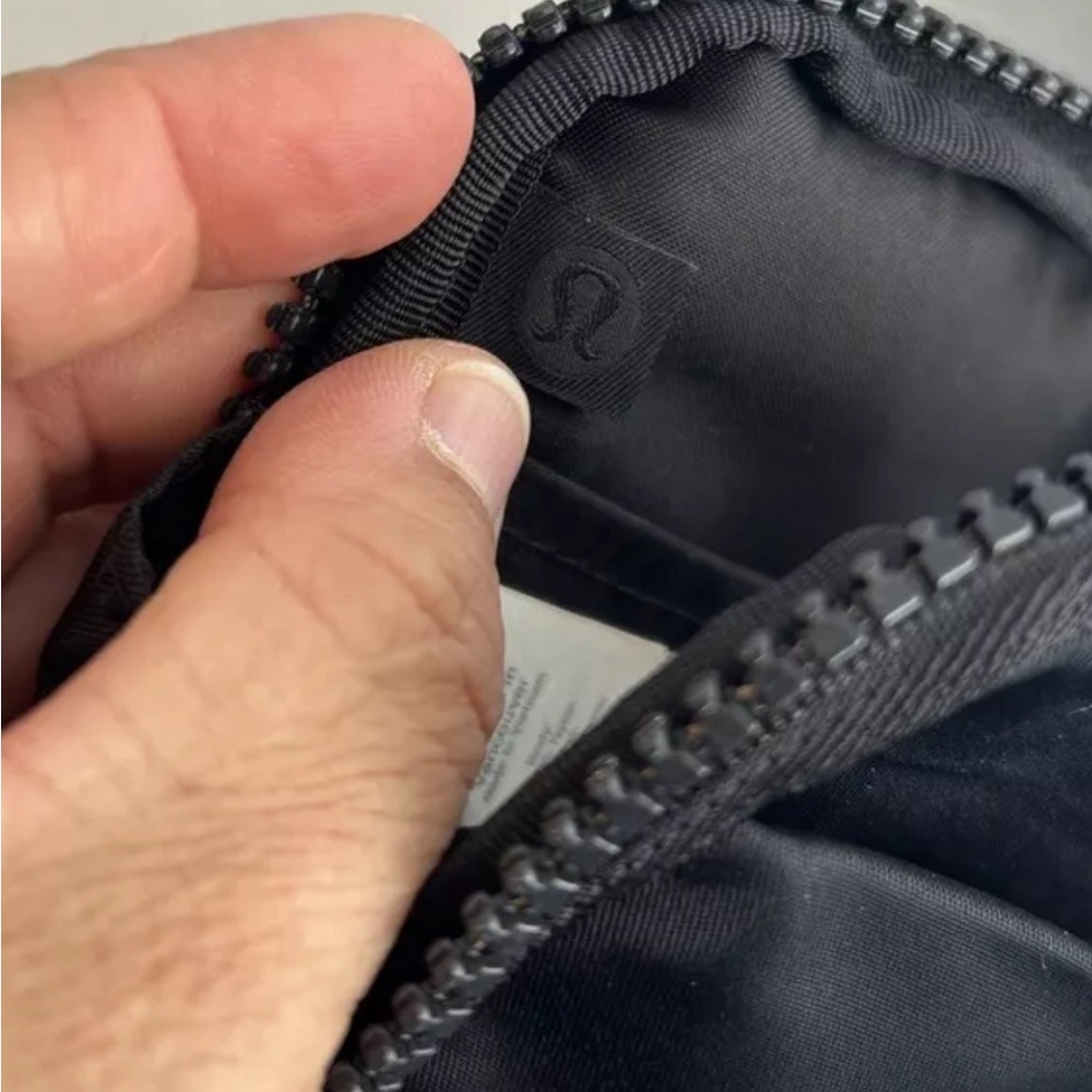 lululemon athletica Black unisex belt bag - Picture 6 of 7